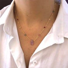 Cargar imagen en el visor de la galería, Dije de amatista en gota de 14mm de largo, colocados en el centro de una cadena con piedras naturales multicolores. Goldfilled. Largo: 40cm con extensión ajustable de 5cm.