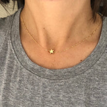 Cargar imagen en el visor de la galería, Baño de oro. Largo: Cadena, 40 cm con extensión ajustable de 5cm. Dije estrella de aprox, 0.5cm de ancho