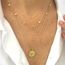 Cargar imagen en el visor de la galería, Dije de Estrella labrada y cadena con perlas de agua. Bañado en oro. Largo: 40cm con extensión ajustable de 5cm. Dije de aprox. 1cm de ancho.