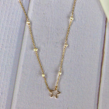 Cargar imagen en el visor de la galería, Dije de Estrella labrada y cadena con perlas de agua. Bañado en oro. Largo: 40cm con extensión ajustable de 5cm. Dije de aprox. 1cm de ancho.