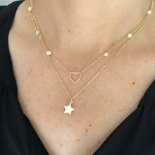 Cargar imagen en el visor de la galería, Dije labrado con cadena con perlas de agua. Baño en oro. Largo: 40cm con extensión ajustable de 5cm. Dije de aprox. 1cm de ancho.