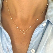 Cargar imagen en el visor de la galería, Dije de Estrella labrada y cadena con perlas de agua. Bañado en oro. Largo: 40cm con extensión ajustable de 5cm. Dije de aprox. 1cm de ancho.