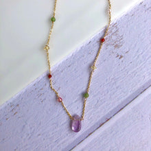 Cargar imagen en el visor de la galería, Dije de amatista en gota de 14mm de largo, colocados en el centro de una cadena con piedras naturales multicolores. Goldfilled. Largo: 40cm con extensión ajustable de 5cm.