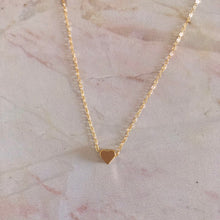 Cargar imagen en el visor de la galería, Baño de oro. Largo: Cadena, 40 cm con extensión ajustable de 5cm. Dije corazón de aprox, 0.5cm de ancho