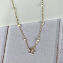 Cargar imagen en el visor de la galería, Dije de Estrella labrada y cadena con perlas de agua. Bañado en oro. Largo: 40cm con extensión ajustable de 5cm. Dije de aprox. 1cm de ancho.