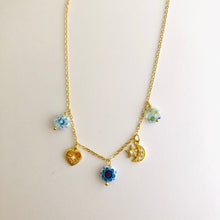 Cargar imagen en el visor de la galería, Cristales millefiori y dijes bañados en oro. Baño en Oro. Largo: 40cm con extensión ajustable de 5cm.