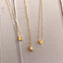 Cargar imagen en el visor de la galería, Baño de oro. Largo: Cadena, 40 cm con extensión ajustable de 5cm. Dije (corazón, estrella, luna) de aprox, 0.5cm de ancho