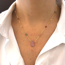 Cargar imagen en el visor de la galería, Dije de amatista en gota de 14mm de largo, colocados en el centro de una cadena con piedras naturales multicolores. Goldfilled. Largo: 40cm con extensión ajustable de 5cm.